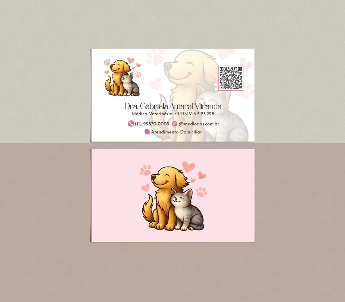 Frente e verso de cartões de visita com cantos retos, ilustração de cão e gato e QR Code
