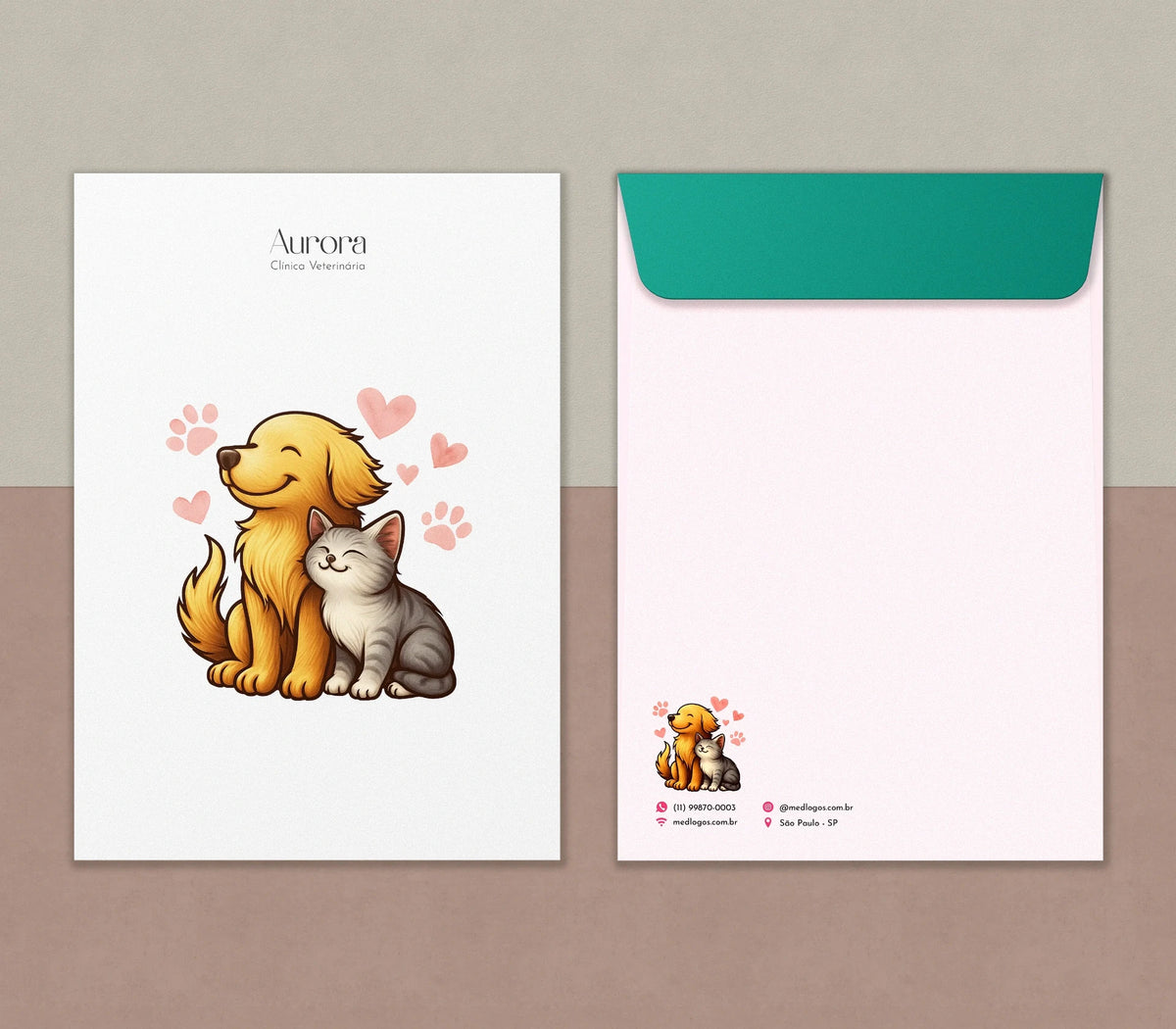 Frente e verso de envelope para exames com ilustração de cão e gato e aba verde