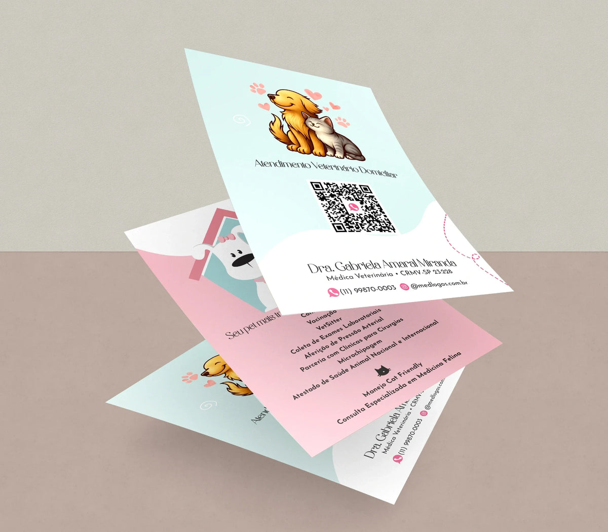Panfletos veterinários em conjunto mostrando frente e verso com ilustração de cão e gato e QR Code