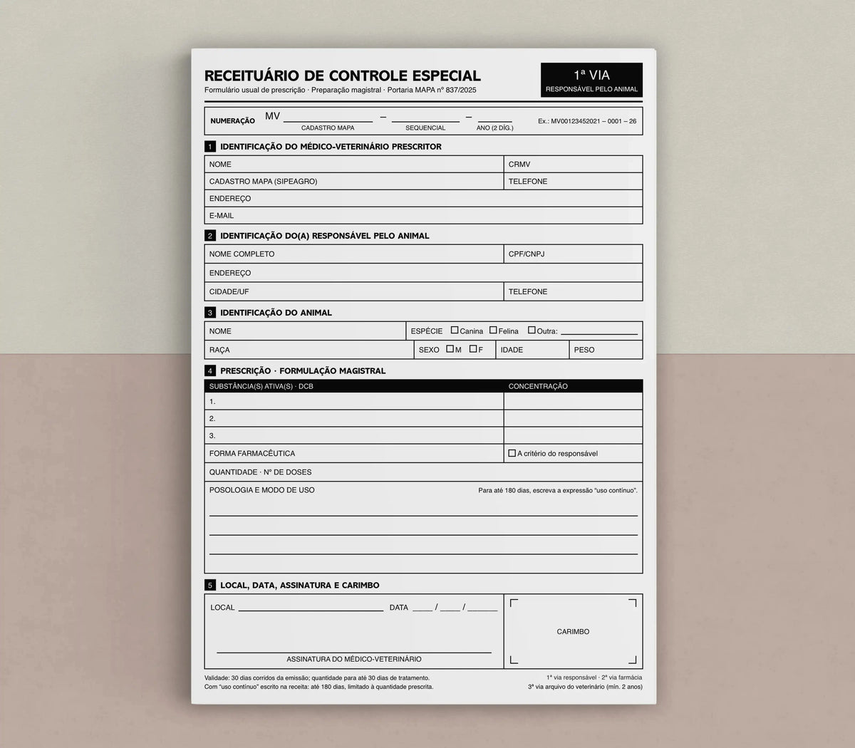Modelo ilustrativo de receituário A5 em branco para manipulados veterinários controlados, com campos do prescritor, responsável pelo animal e formulação.