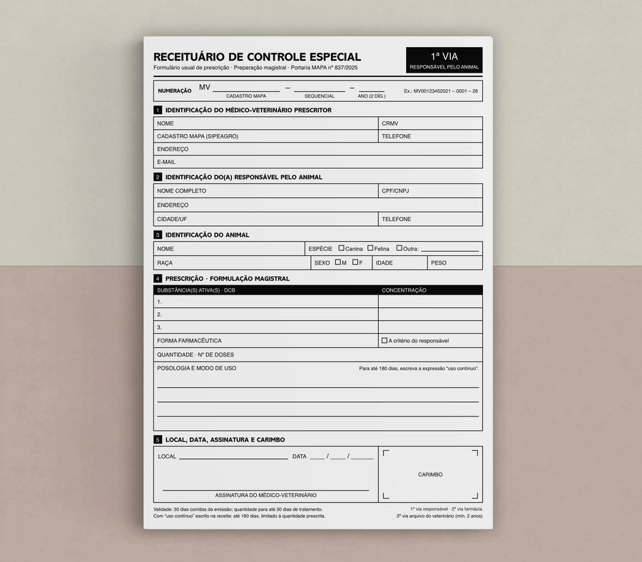 Modelo ilustrativo de receituário A5 em branco para manipulados veterinários controlados, com campos do prescritor, responsável pelo animal e formulação.