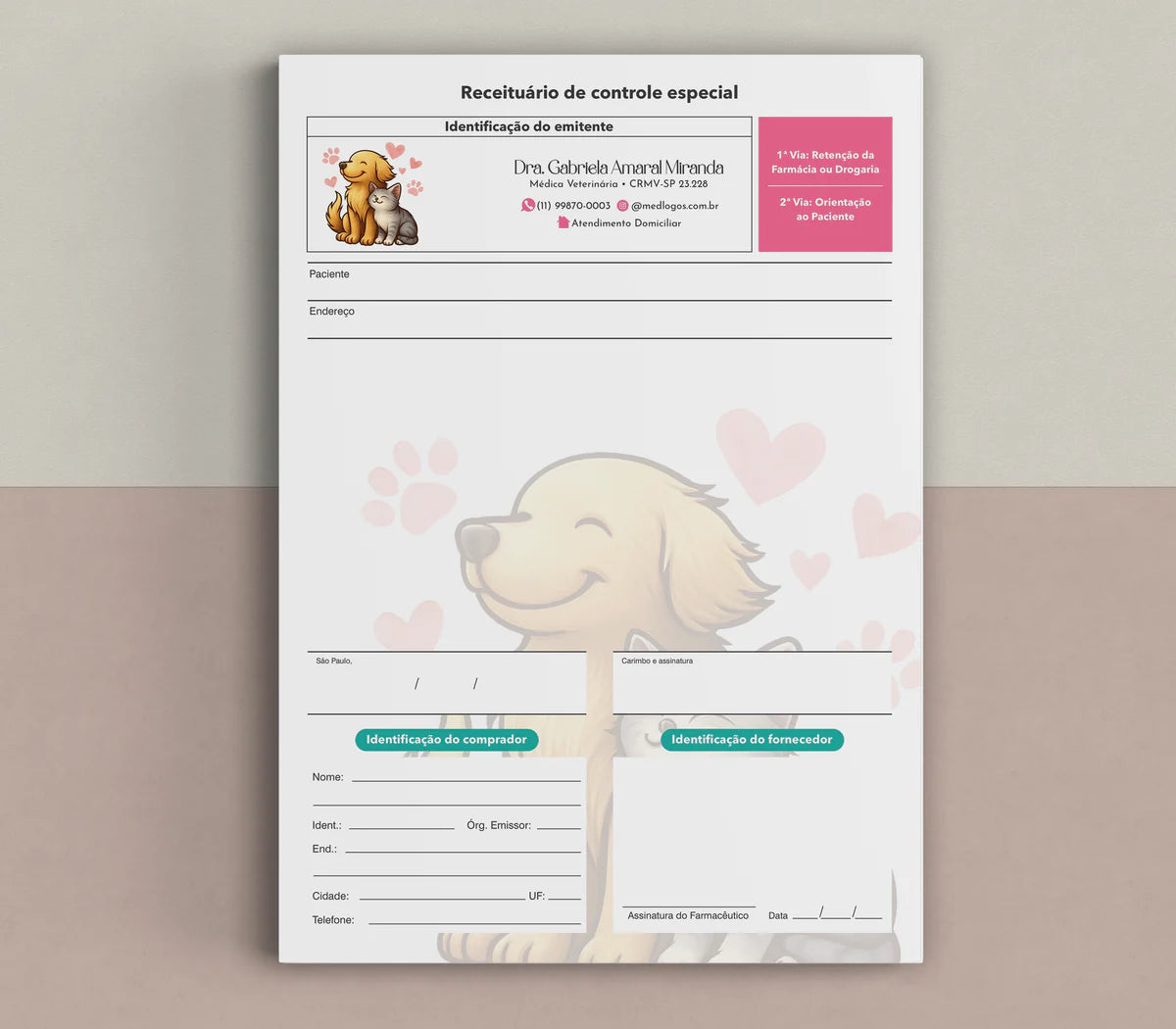 Receituário de controle especial com ilustração de cão e gato e campos de identificação e prescrição