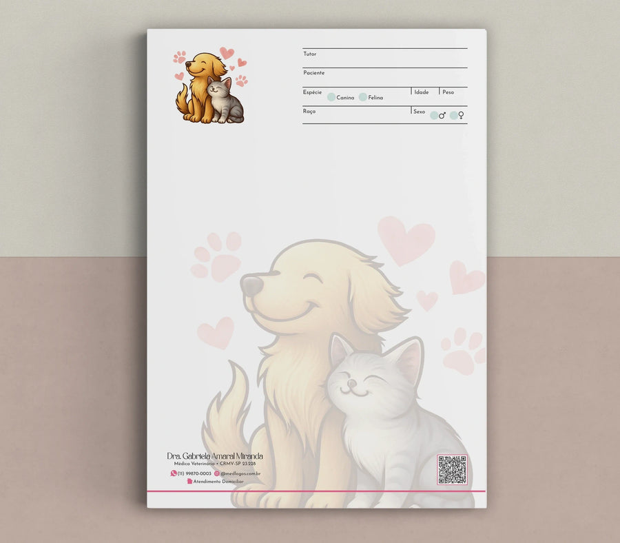 Receituário veterinário com campos de identificação, ilustração de cão e gato e QR Code no rodapé