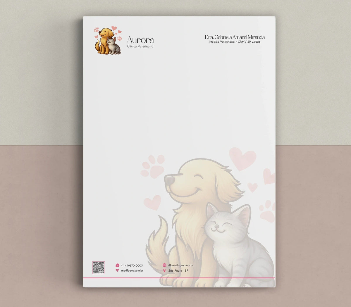 Papel timbrado veterinário com cabeçalho da clínica, ilustração de cão e gato e contatos no rodapé
